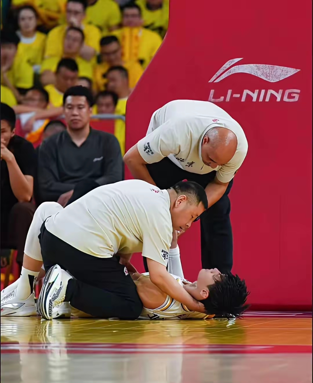 爱游戏在线-北京队险胜掘金，张镇麟点燃赛场