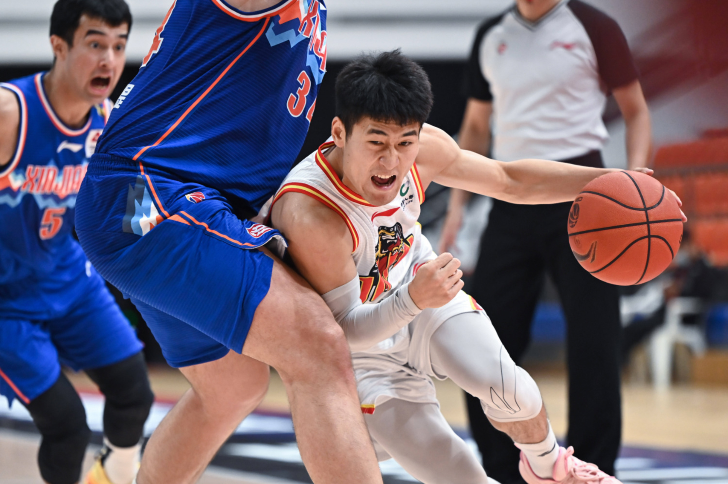 吉林队力克马刺，浓眉哥扛起全队